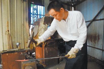 台山匠人热衷铸剑30年按古法成功打造历代名刀剑
