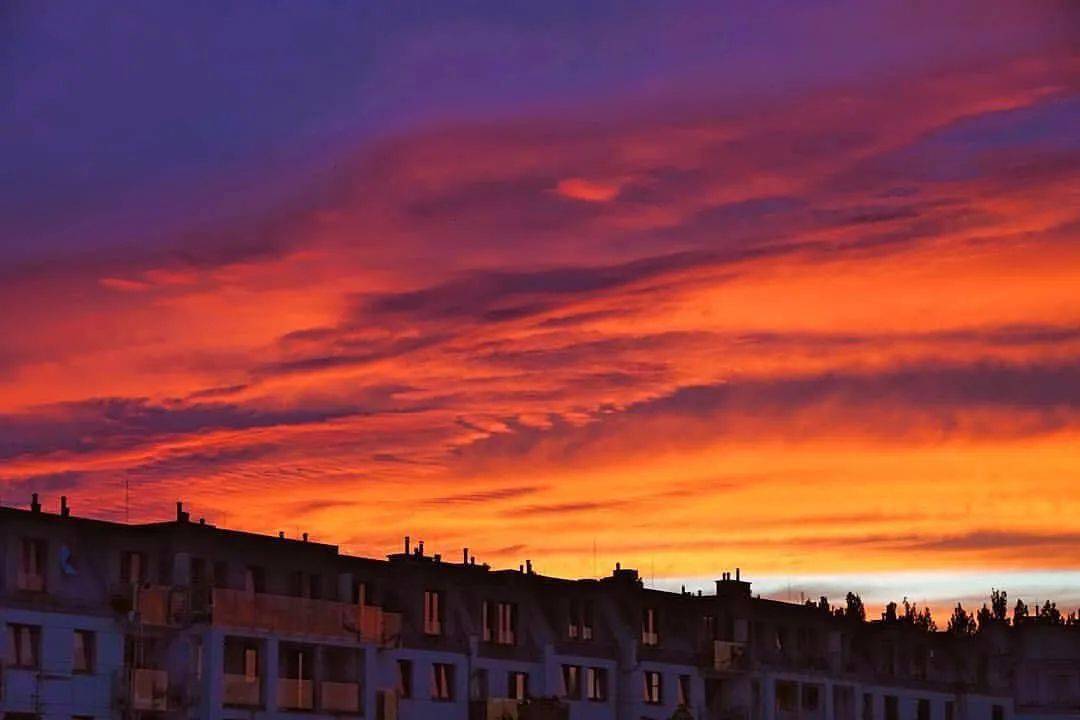 日斜归路晚霞明