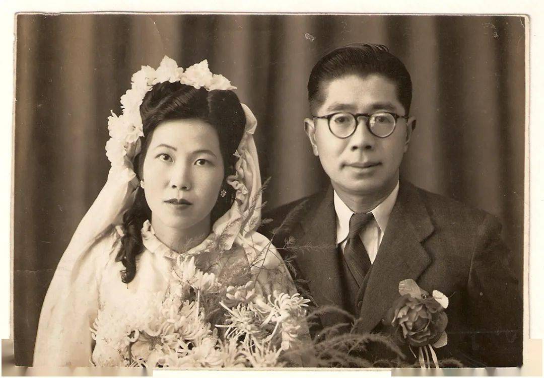 常书鸿与李承仙的婚纱照2年后,常书鸿到重庆招人.