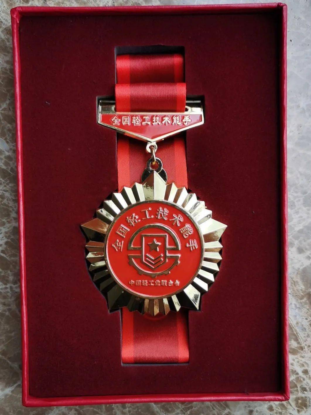 我镇玉雕师曾堂贵喜获全国轻工技术能手荣誉称号