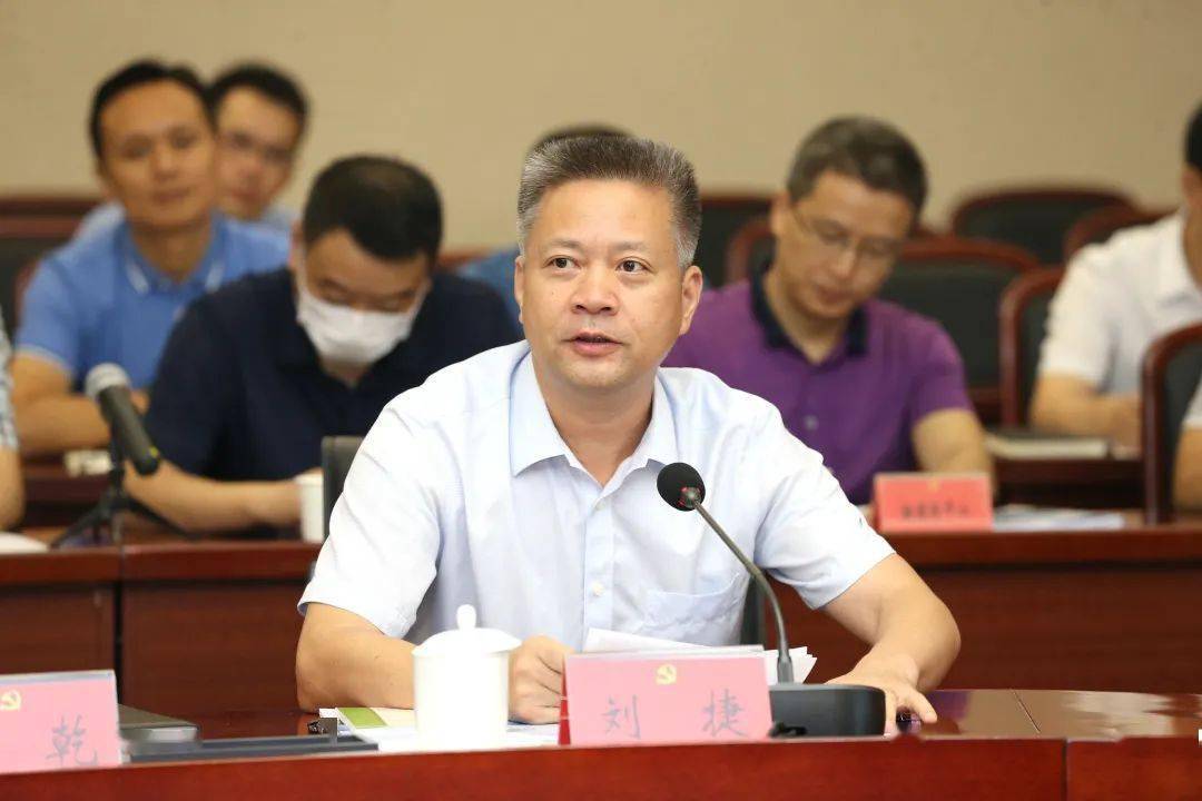 邛崃市委书记王乾汇报了邛崃市创建国家卫生城市工作情况.