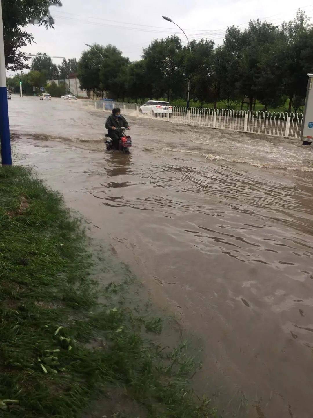 前天一场大雨洗礼水漫燕郊很多路上积水深不见底