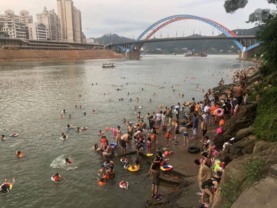 今天七夕节梧州桂江人山人海现场多图你去泡七姐水了吗
