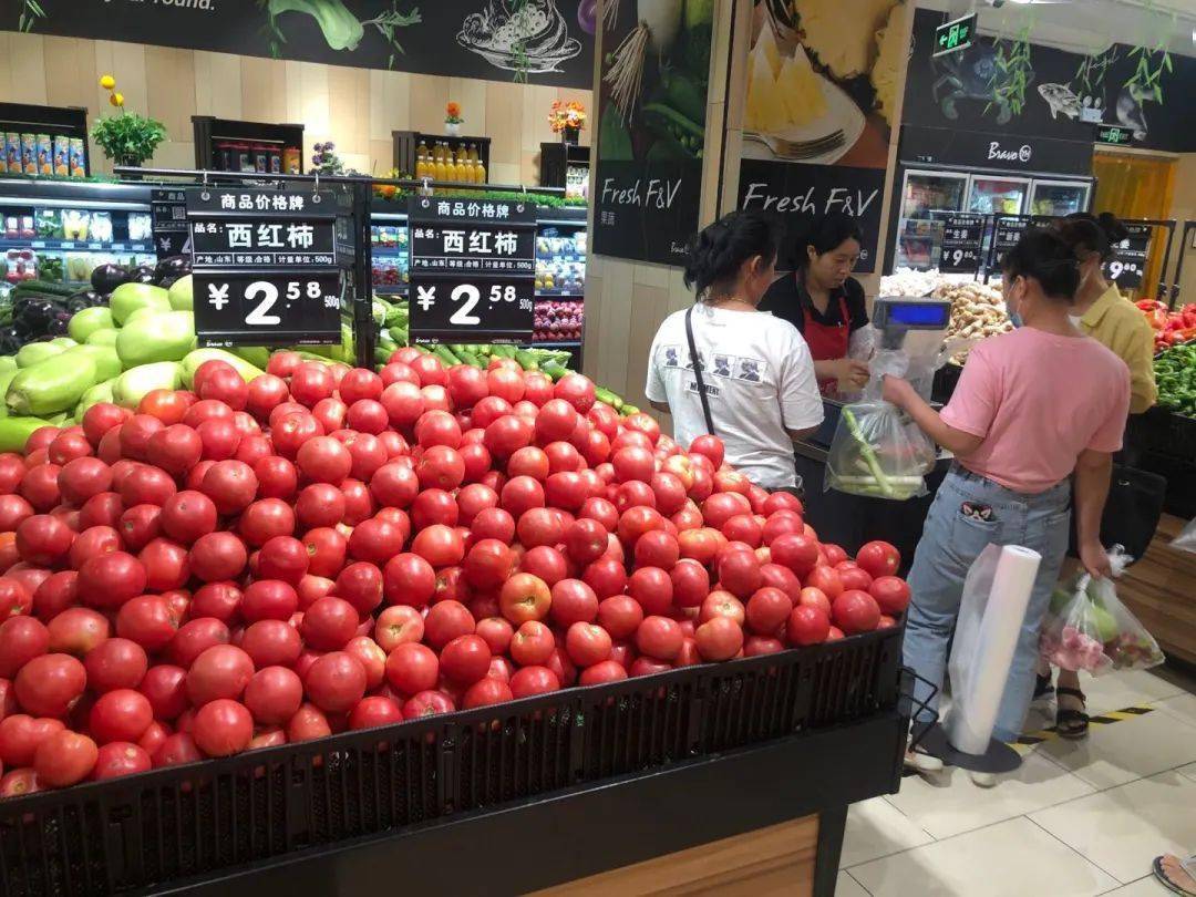 98元/斤各种明码标价的蔬菜只见生鲜区域摆放着永辉超市(七彩店)记