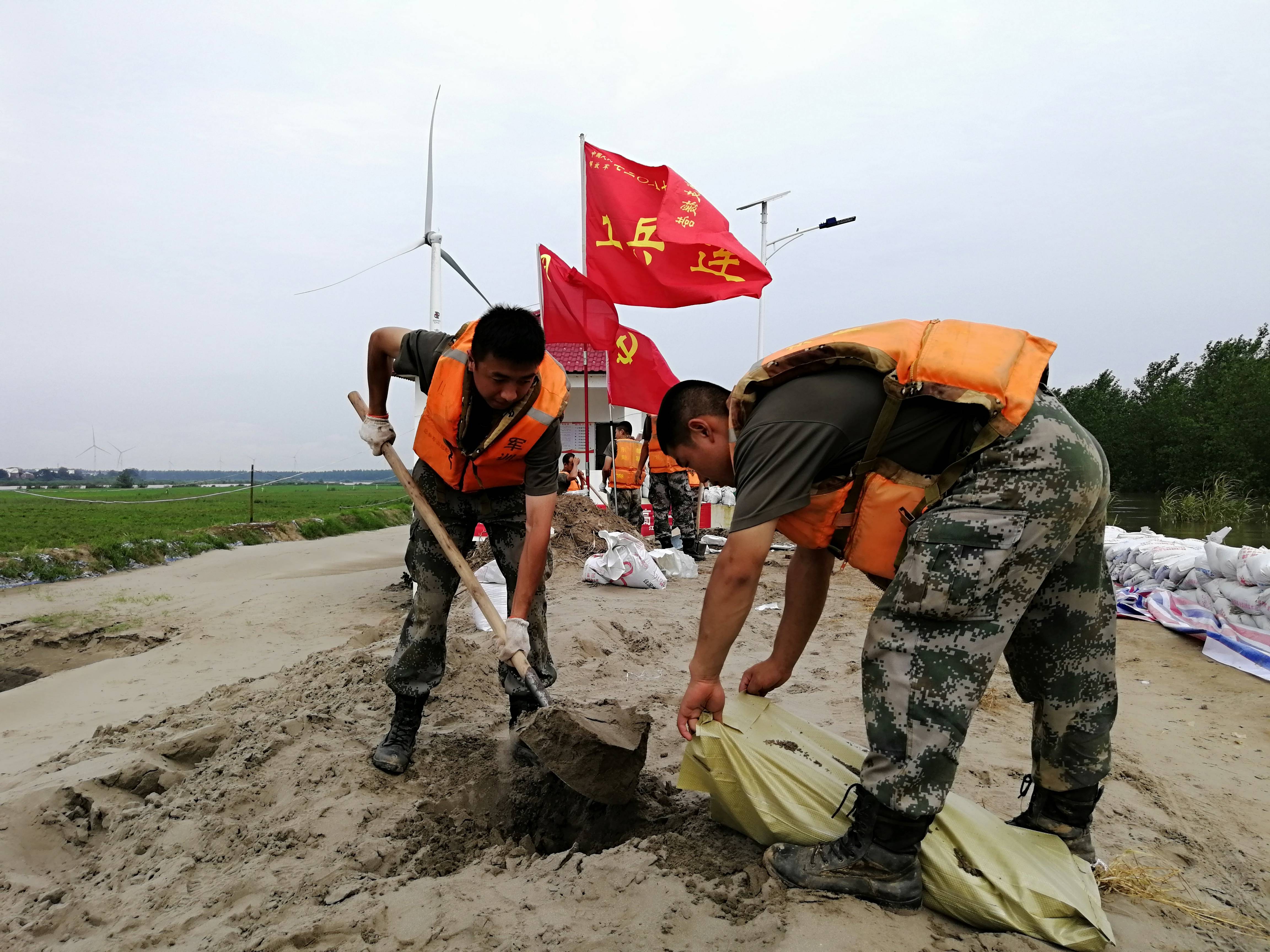 在党旗指引下第71集团军某旅工兵连党员突击队抗洪记事