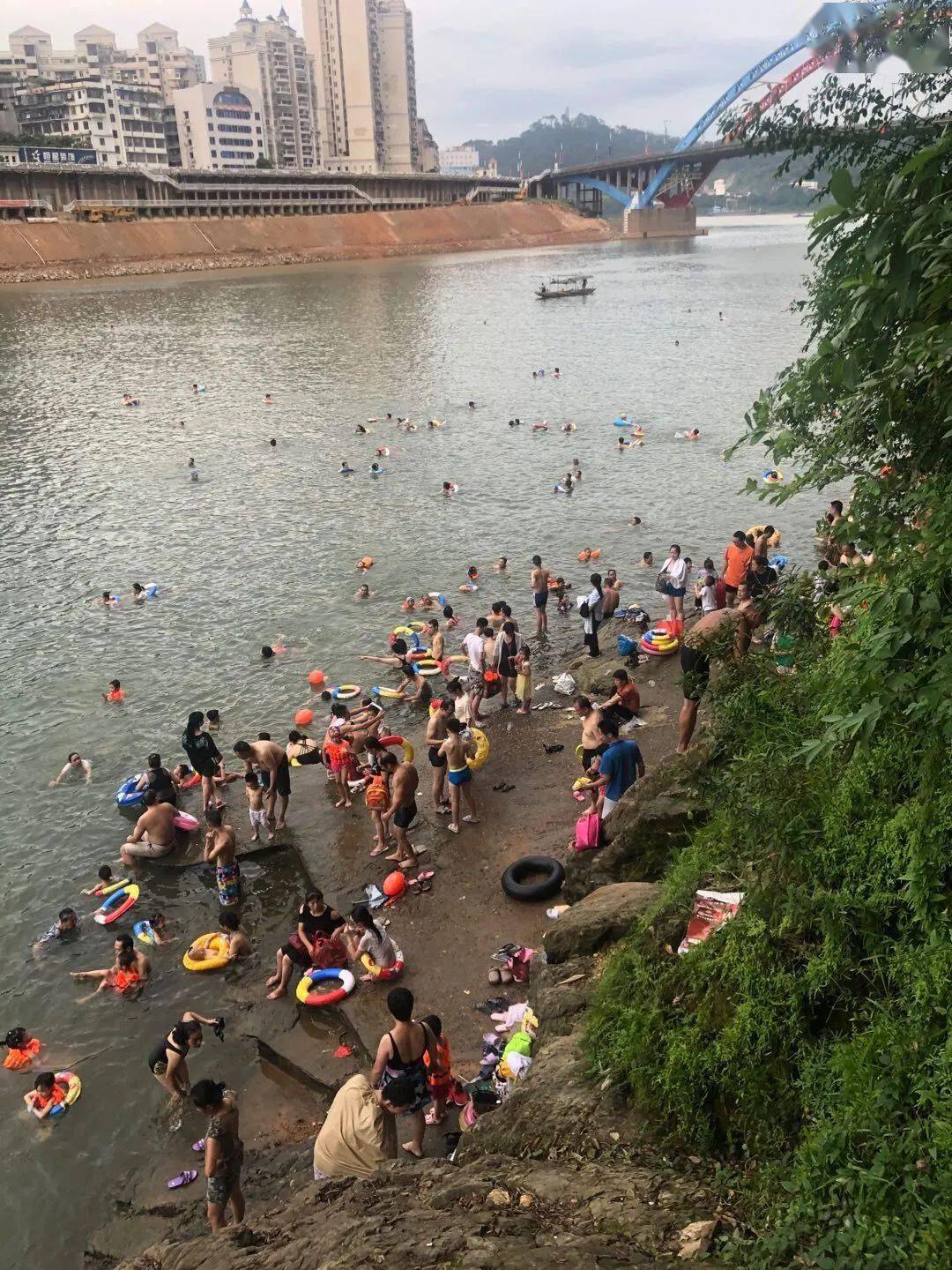 今天七夕节梧州桂江人山人海现场多图你去泡七姐水了吗