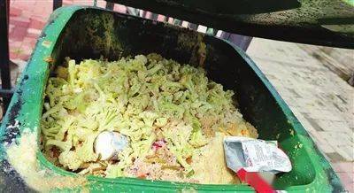 餐厨垃圾里"大鱼大肉"还不少——记者随垃圾收运车看餐饮浪费