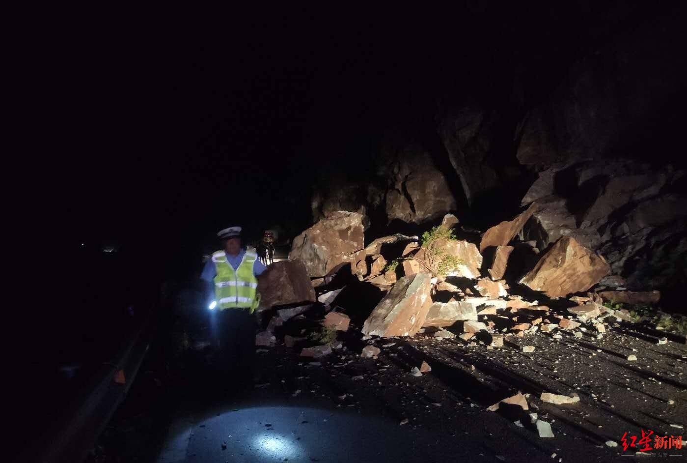四川冕宁248国道山体岩石崩塌无人伤亡预计3至5日后恢复通行