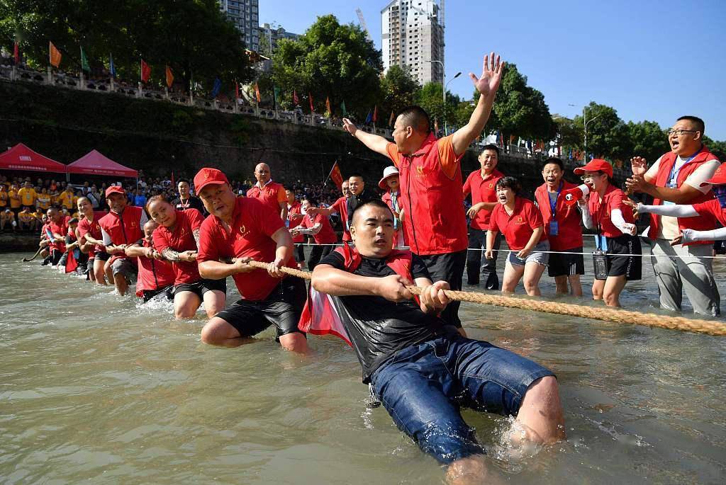 湖北恩施贡水河上举行水上拔河选手享清凉