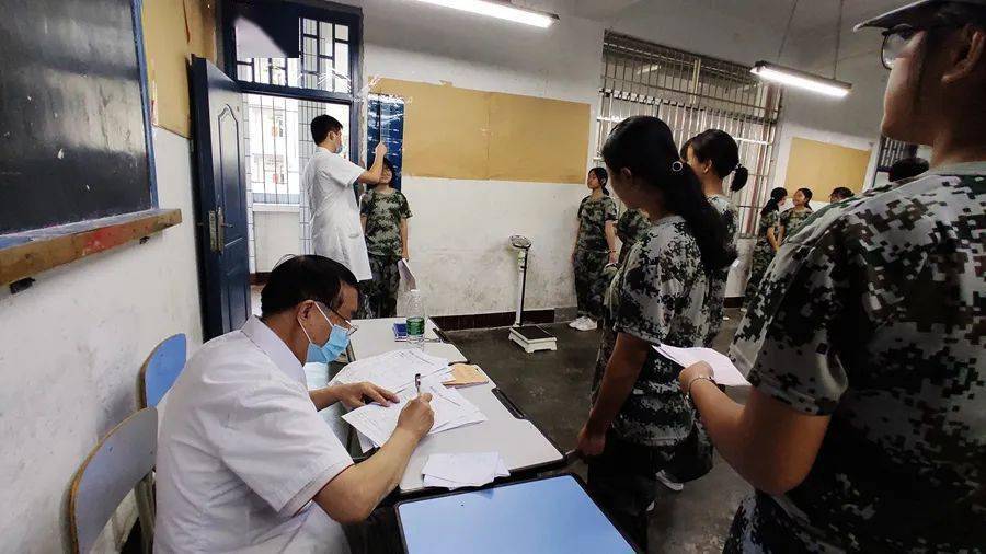 学军人风采强自身素质三台中学2020级高一新生军训同时接受体检