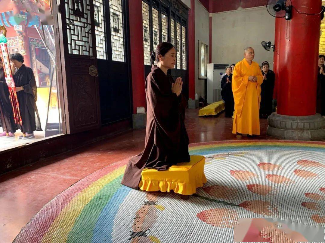 08-26 20:40 订阅 开封法师 拈香主法 8月26日,宏觉寺举行庚子年地藏