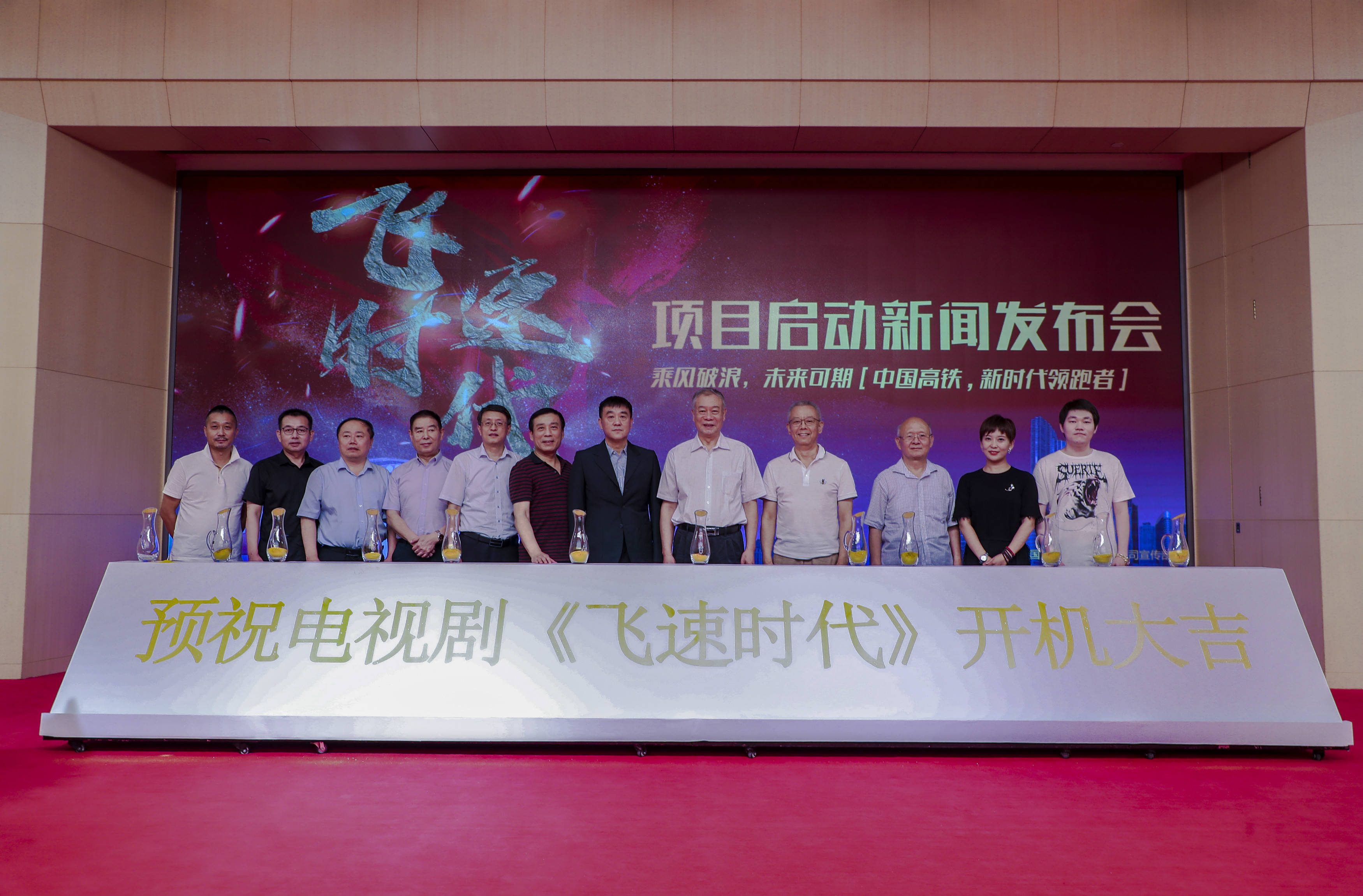 何冰《飞速时代》演火车司机,展现中国铁路变革发展历程