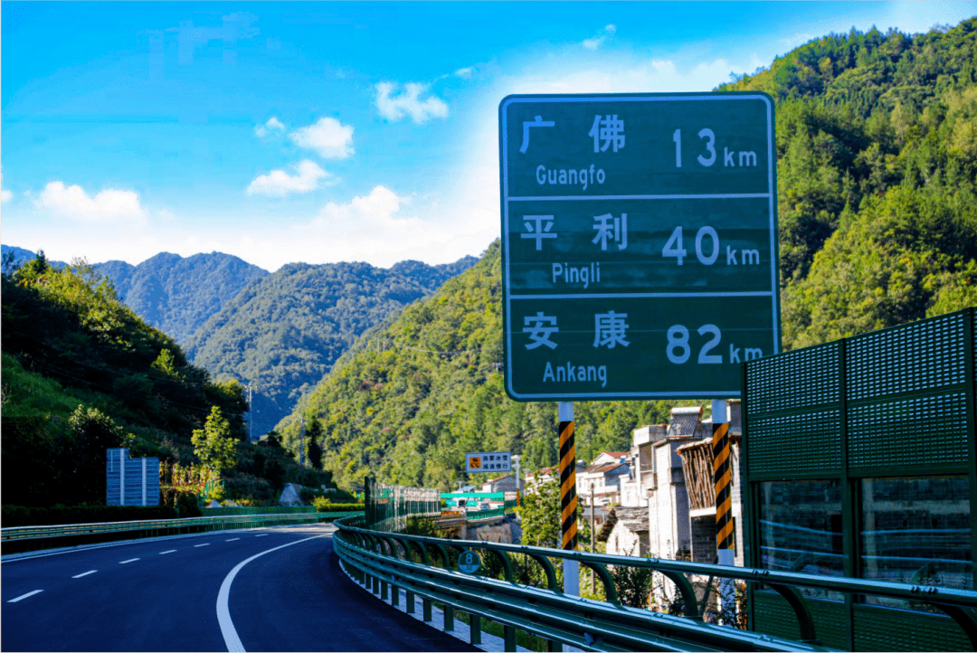 全线采用双向四车道高速公路标准,整体式路基宽为25.