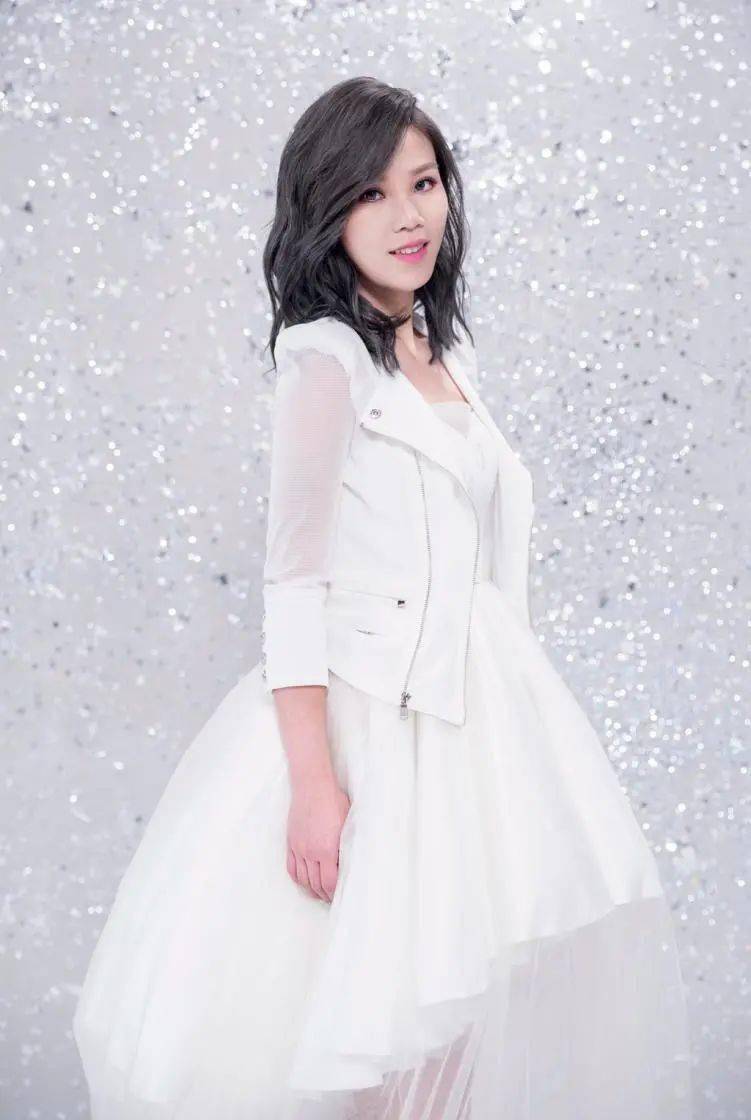 李佳薇近况落魄兼职做房中介端茶倒水鞠躬忙曾上过湖南台歌手