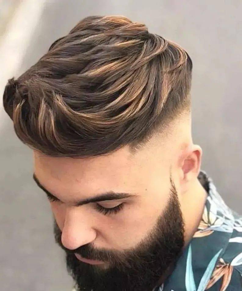 飞机头是一款能让男生显瘦又帅气的发型,超受欢迎,无论是明星