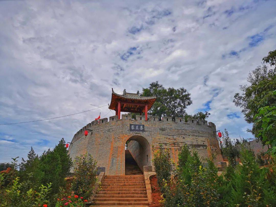 宜阳县韩城镇西2公里左右, 有一个历史悠久的村子——秦王寨村,是个赏