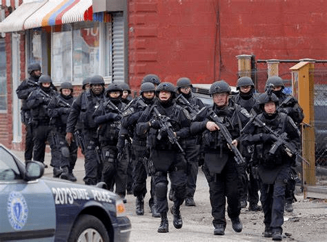 美国特警突袭市长住宅,踹开门就是一梭子弹!