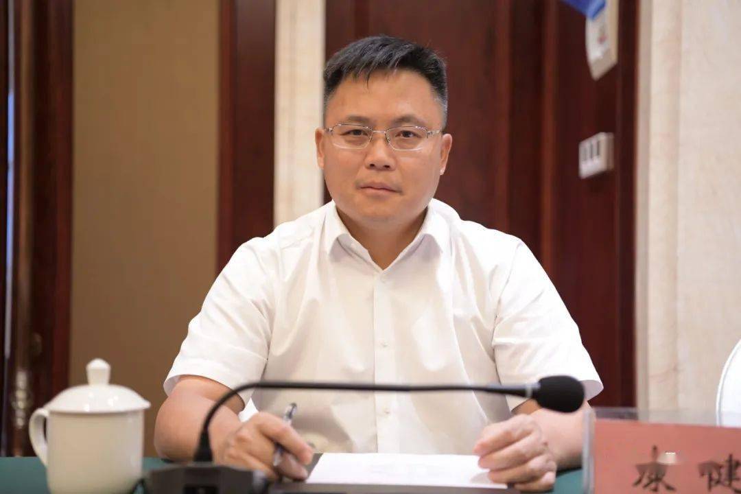 8月28日,我市举行物流产业项目集中签约仪式,市委副书记,市长康健出席