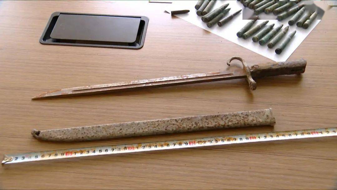 镇干窑村有个村民在整理父亲遗物的时候,发现了几十发子弹和一把军刀