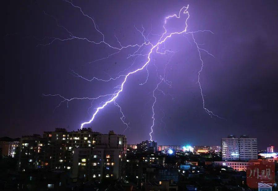 随之而来的闪电也炫耀着在城市上空登场,闪电伴着雷声不歇气的炸响