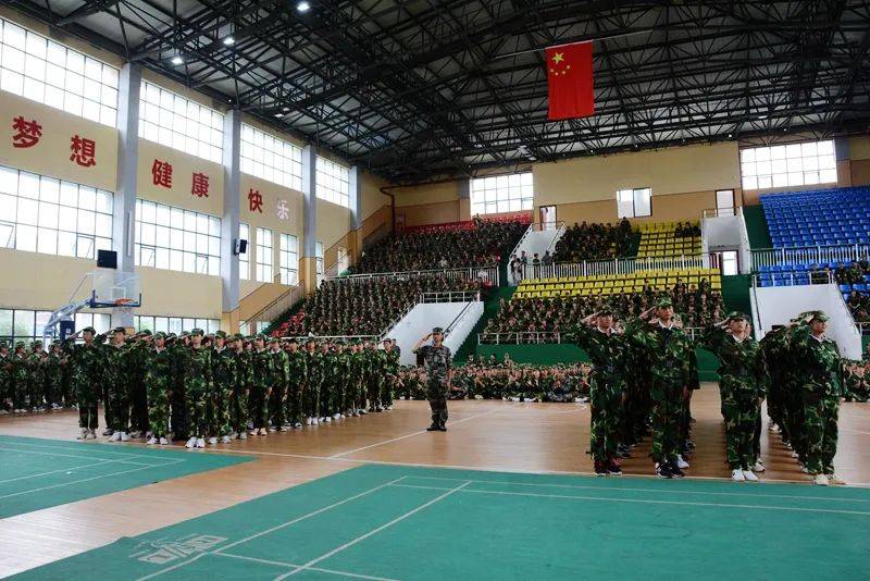 迷彩青春奋斗不止船寮高中举行新生军训成果汇报暨表彰大会