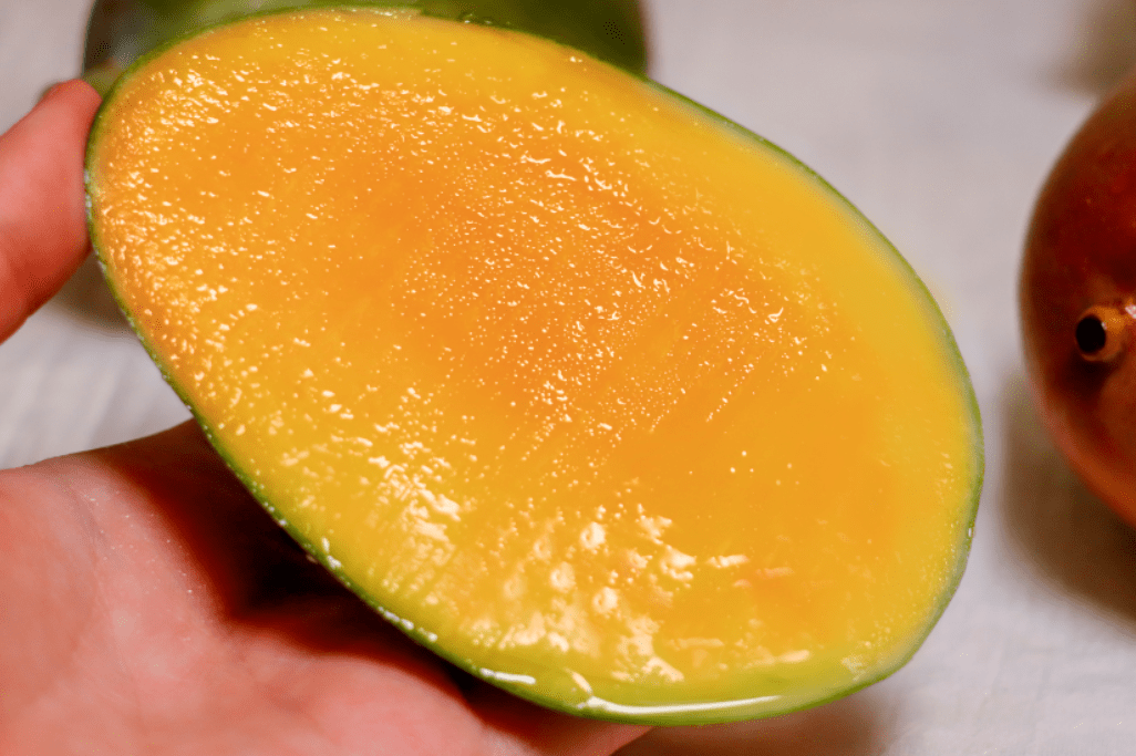 大到单手抓不住的凯特芒果皮薄肉厚一口甜到你心坎