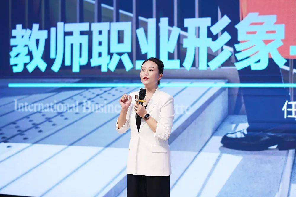 活动中,朱英向见习教师们强调了举办见习教师规范化培训的重要意义.