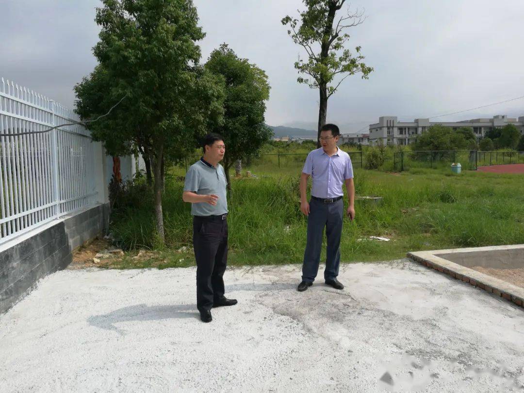 为学校工作划重点,县教育局长邓占通下校调研