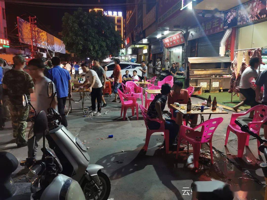 信宜这些街边烧烤档油烟污染噪音扰民城管出动