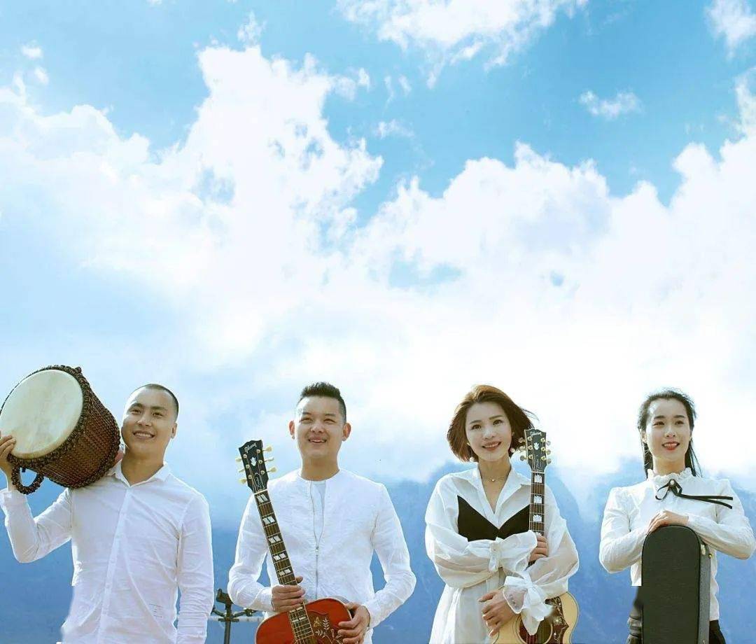 歌词朗朗上口,充满了浓厚的丽江民谣风,让人过耳不忘,夏天播放乐队