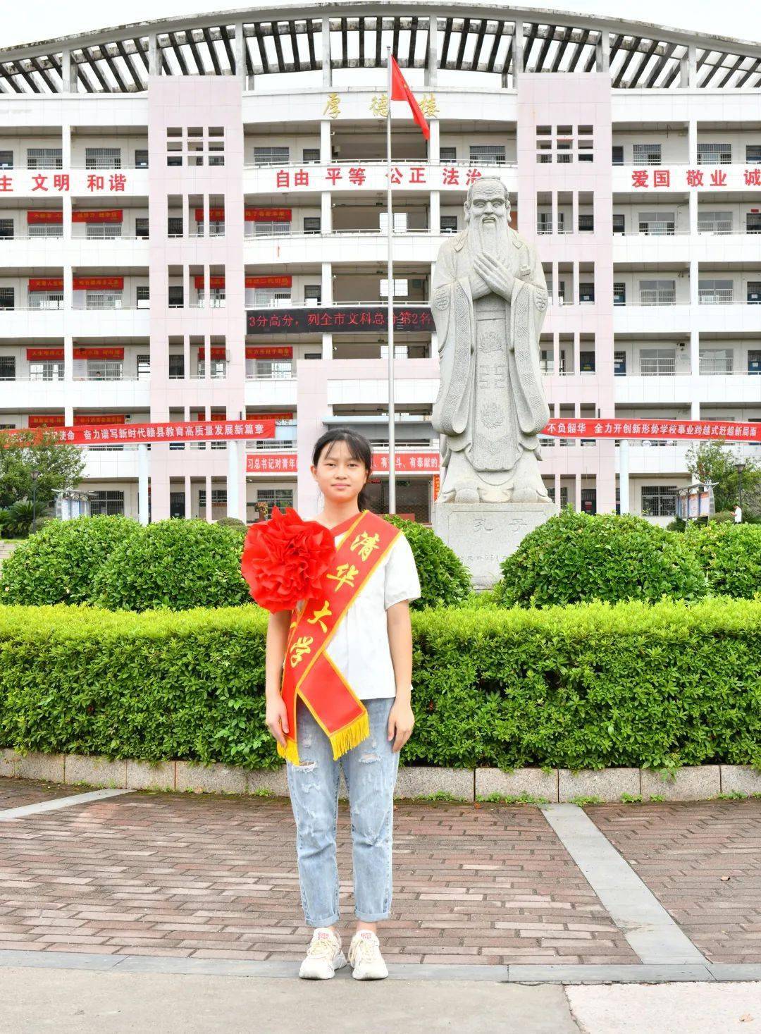 王霞同学2017年进入赣县第三中学(赣县中学北校区)就读高中