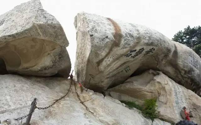 沉香历经千辛,学会百般武艺与七十三变,此时沉香已十六岁,他决定劈山