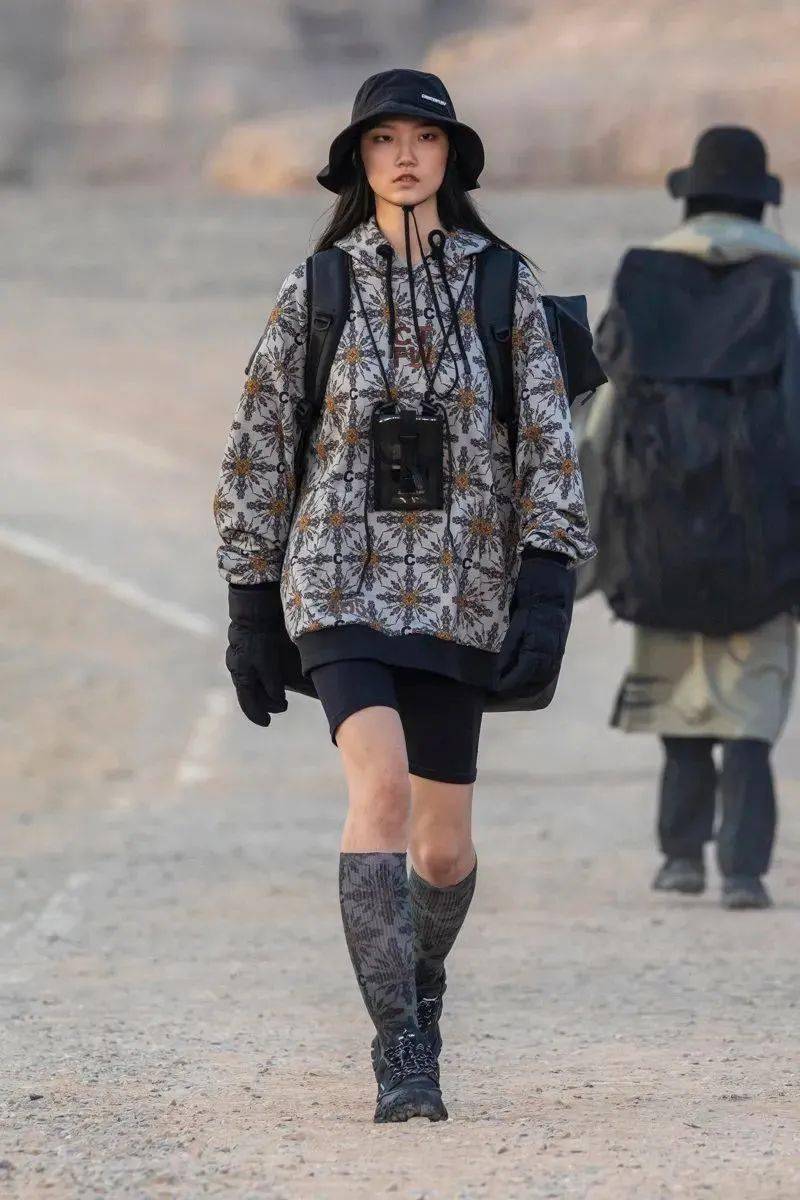 李宁又来搞事情在沙漠戈壁上演超燃时装秀