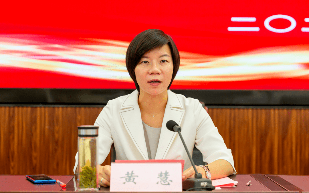 黄慧代表县委县政府,对平阳邮政管理局的成立表示祝贺.