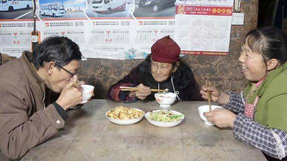 农村王四幺叔家简单的晚饭幺妈说了一句啥脸上洋溢着幸福的笑