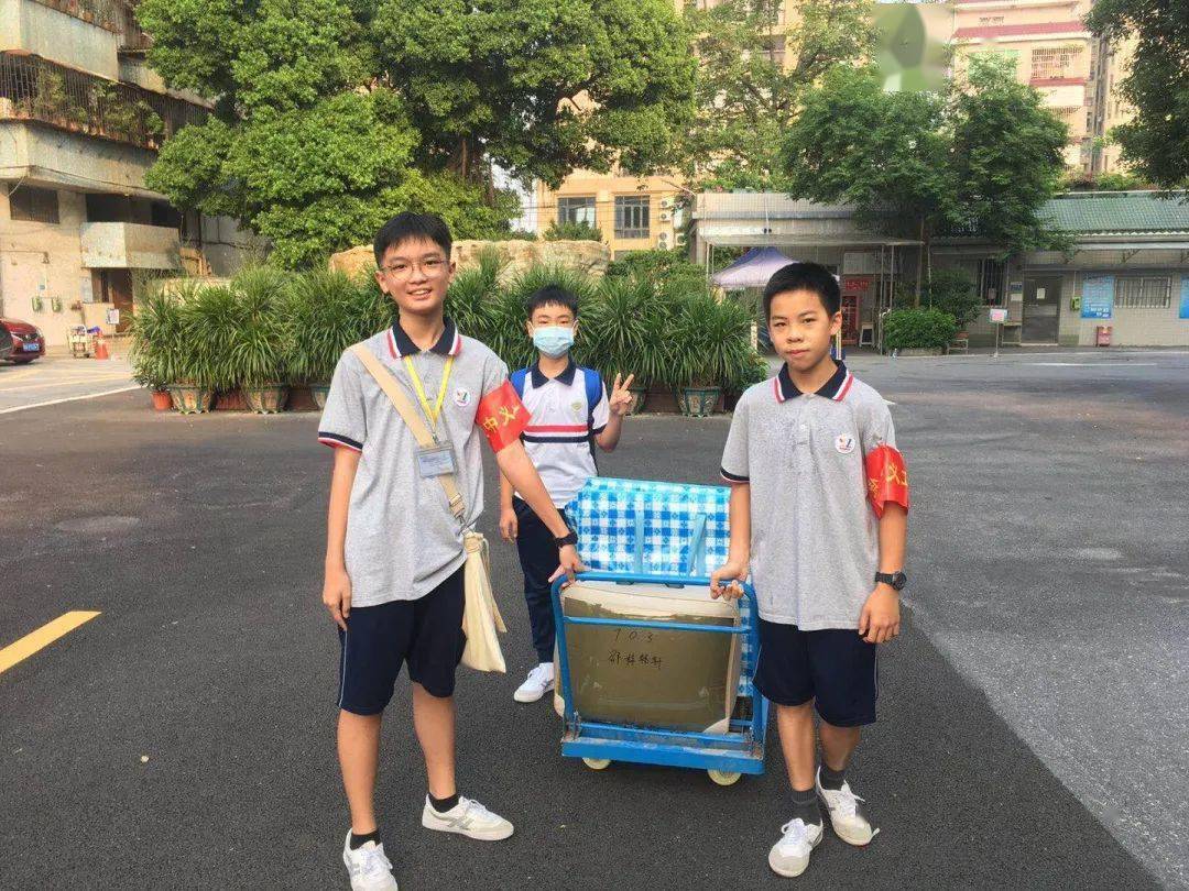 师生合力暖心入宿盐步中学七年级新生入宿