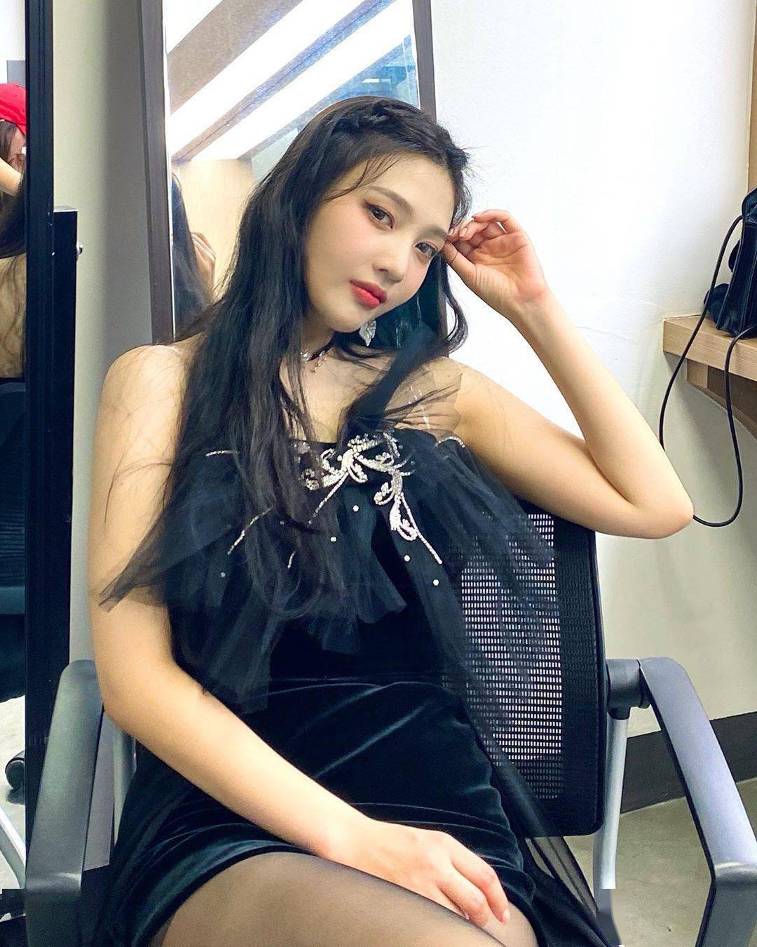 red velvet joy身穿黑色迷你礼服展现眩晕曲线美