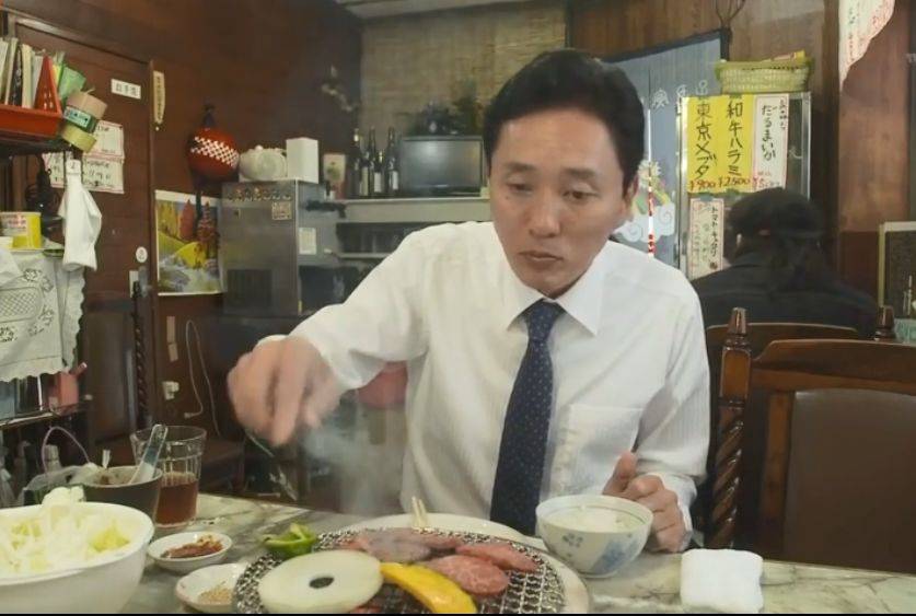 不管是失恋,升职还是聚会,一人食,最终都会切换到烤肉配啤酒的场景