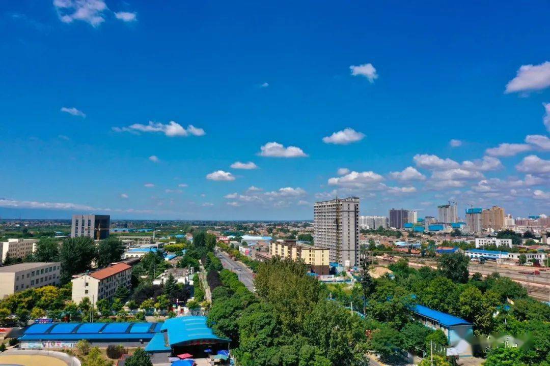 万里碧空下 白云飘逸高空俯瞰兴平城区犹如一幅美丽画卷西立交遥望