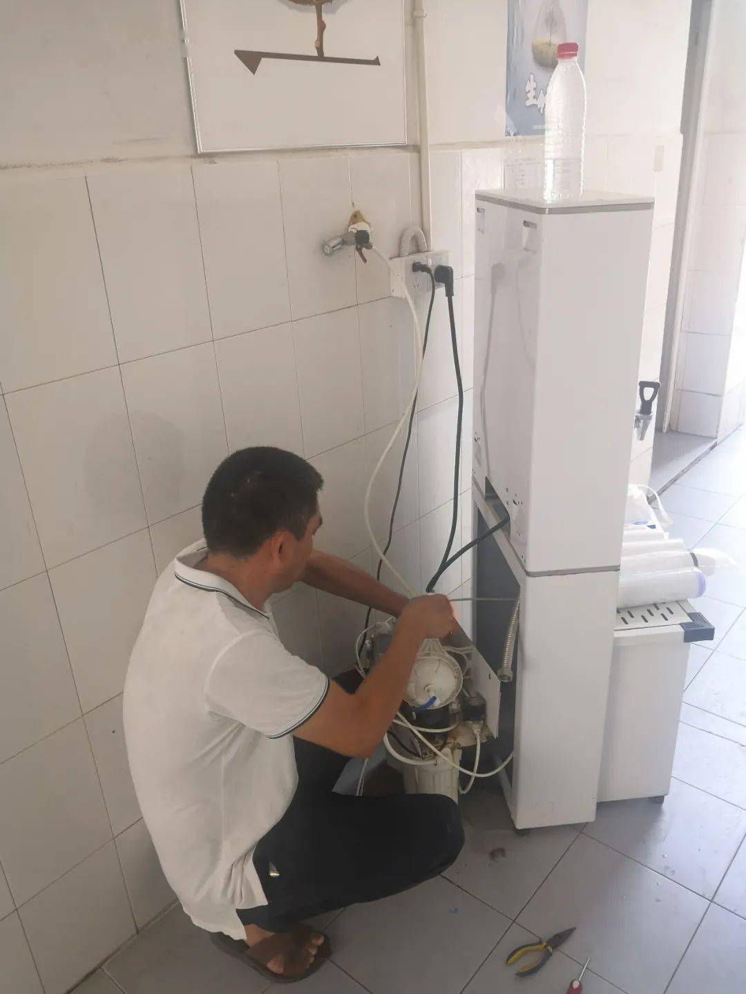 饮水健康我们来保障南昌二十三中进行饮水机更换滤芯及维护