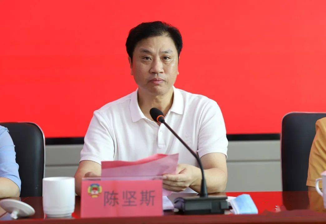 副县长陈坚斯向荣获2020年度又溪奖学金的同学们表示祝贺,他希望