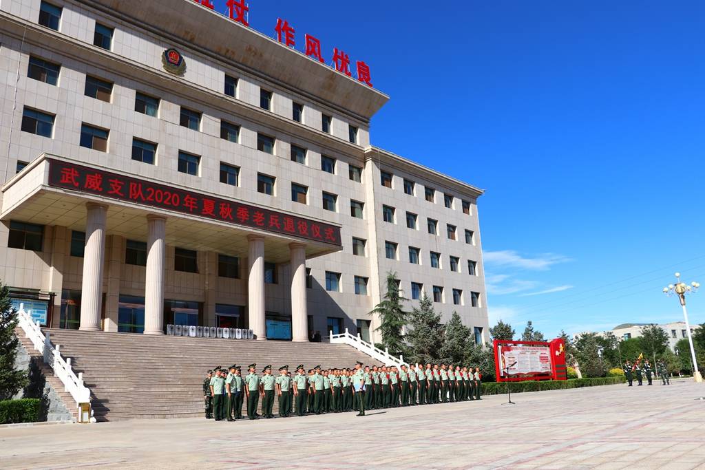 老兵佩戴光荣退伍大红花,含泪卸下军衔,领花和帽徽,告别火热军营,带