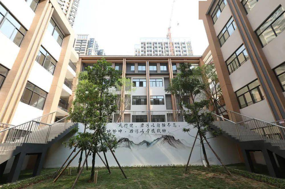 两所小学揭牌南宁经开区今年有七所新建学校投入使用