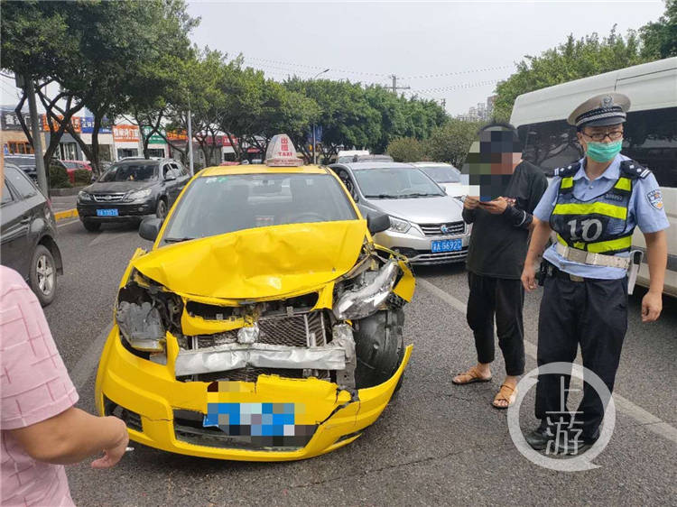 为抢绿灯最后那几秒 出租车追尾越野车"面目全非"
