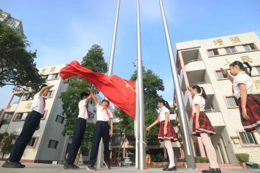 三水中学附属初中全体师生参加开学典礼.