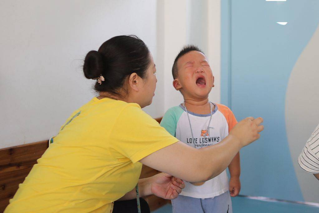 江苏淮安 幼儿园新生开学哭声一片