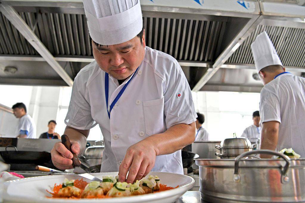 安徽淮南第二届中式烹调师和西式面点师职业技能大赛举行