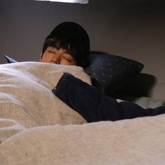 鼻梁高挺,颜值逆天,好想做他的枕边人~hhh