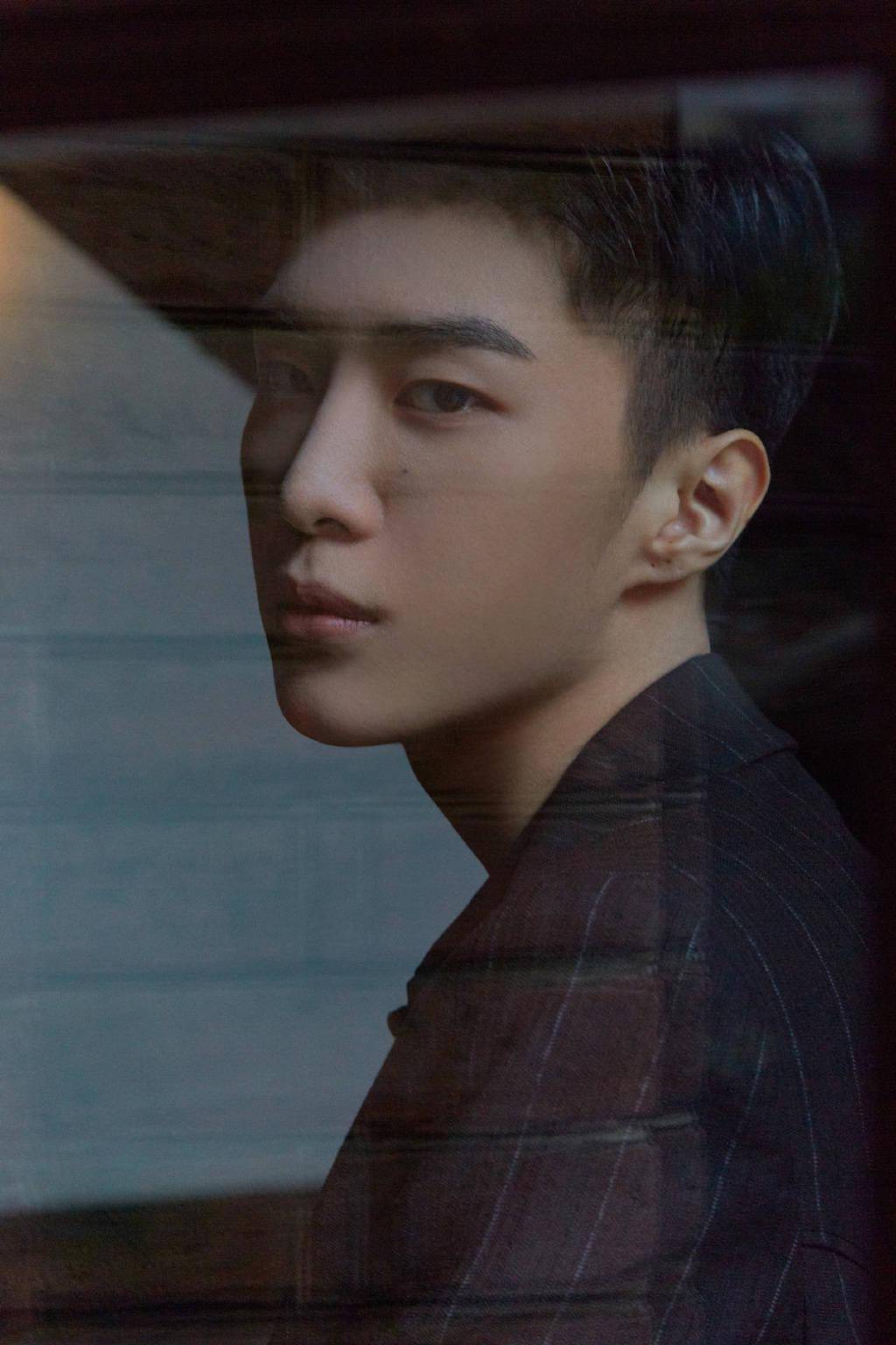 范丞丞今晚活动造型公开 黑色修身西服的冷冽英气少年