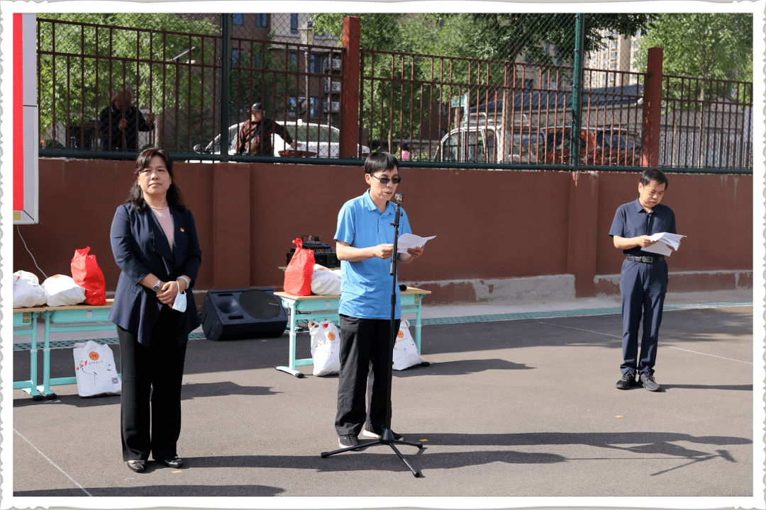 慰问活动结束后,在潞苑小学领导和老师的陪同下,各位